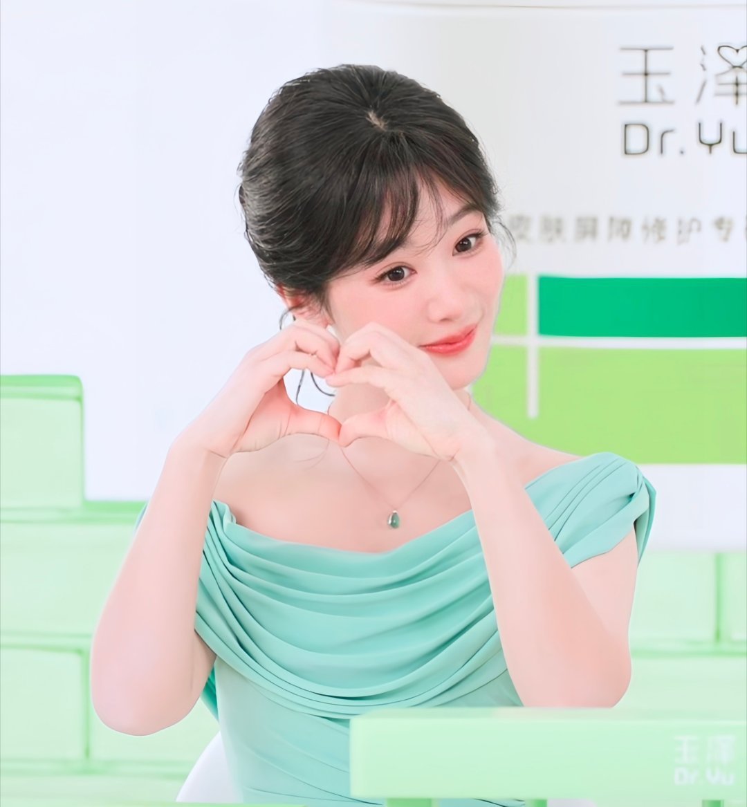 杨紫[超话]今日份小紫~杨紫玉泽首位全球护肤代言人守护稳稳的yangzi ​​​