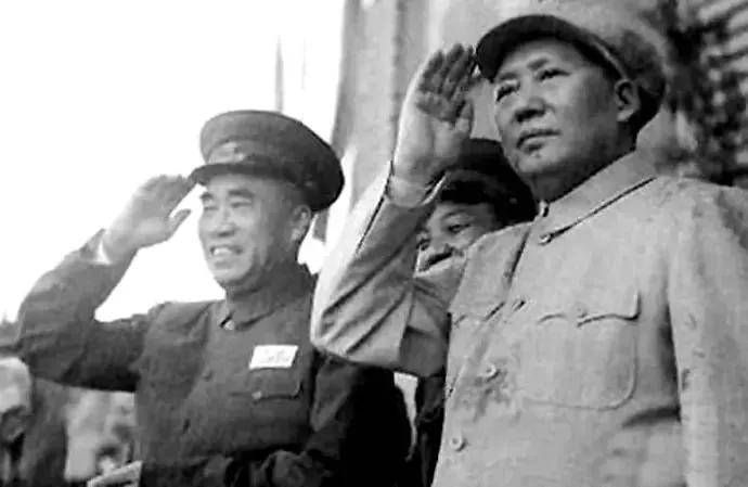 🙏请停留几秒，为伟人点个赞送朵花💐
《毛主席的军礼》
在历史的城楼上，
毛主