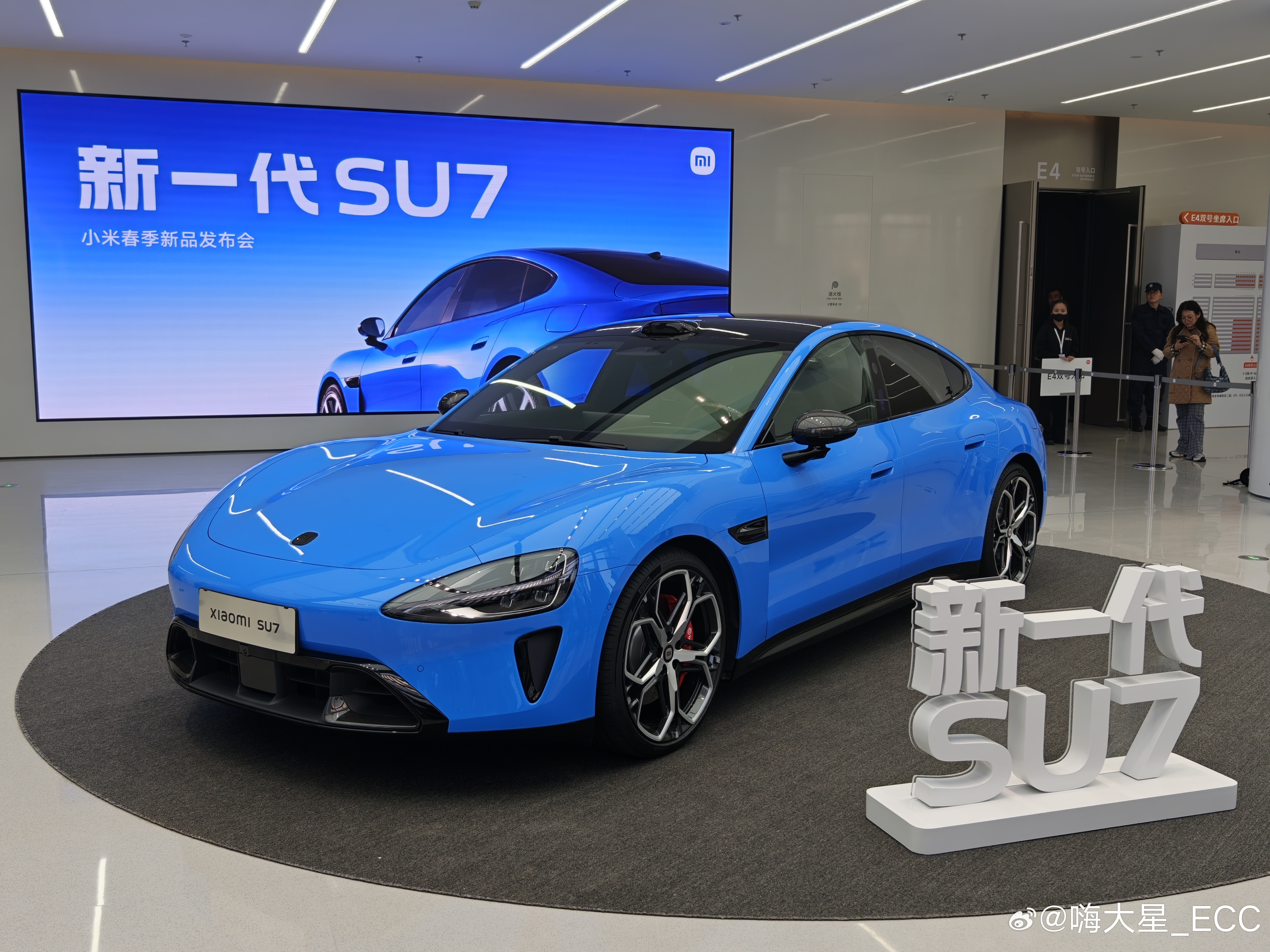 新一代小米SU7 发布会现场直击🔵先带大家来看看实车，这个卡布里蓝配色你们觉得