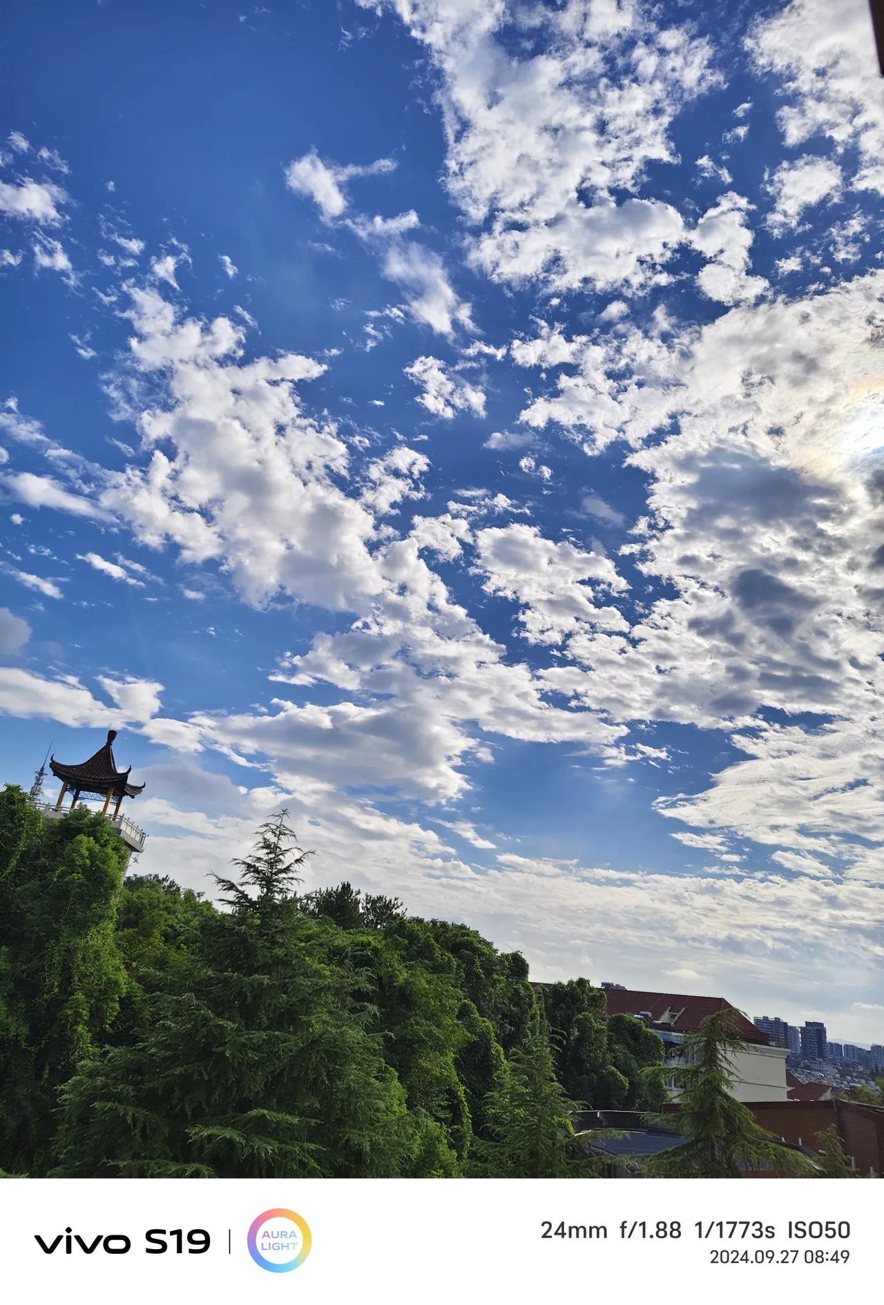 #分享一张有关天空的照片#
蓝蓝的天空上飘着许多白云！
天蓝！
云白！
人欢！