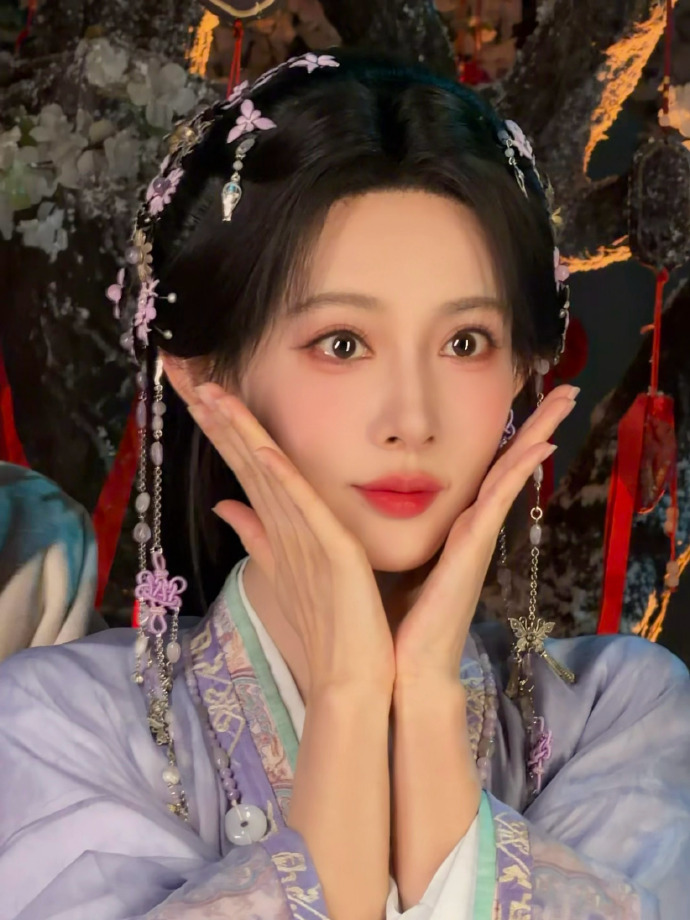 孟子义美纱配磕了的腿孟子义剧组日常live 外表仙气飘飘，拍戏吃苦耐劳说的就是孟