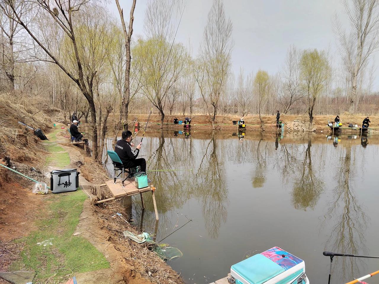 春天钓鱼乐｜3月15日，路过市中区永安镇聂庄村的一处鱼塘，看到一大群人在有钓鱼，