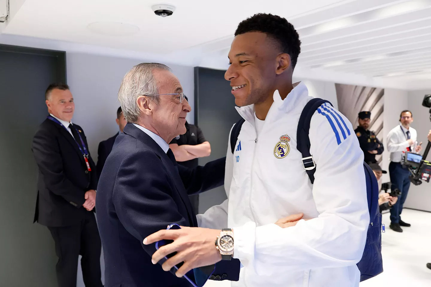 弗洛伦蒂诺赛前祝球队好运。欧冠联赛皇马vs拜仁