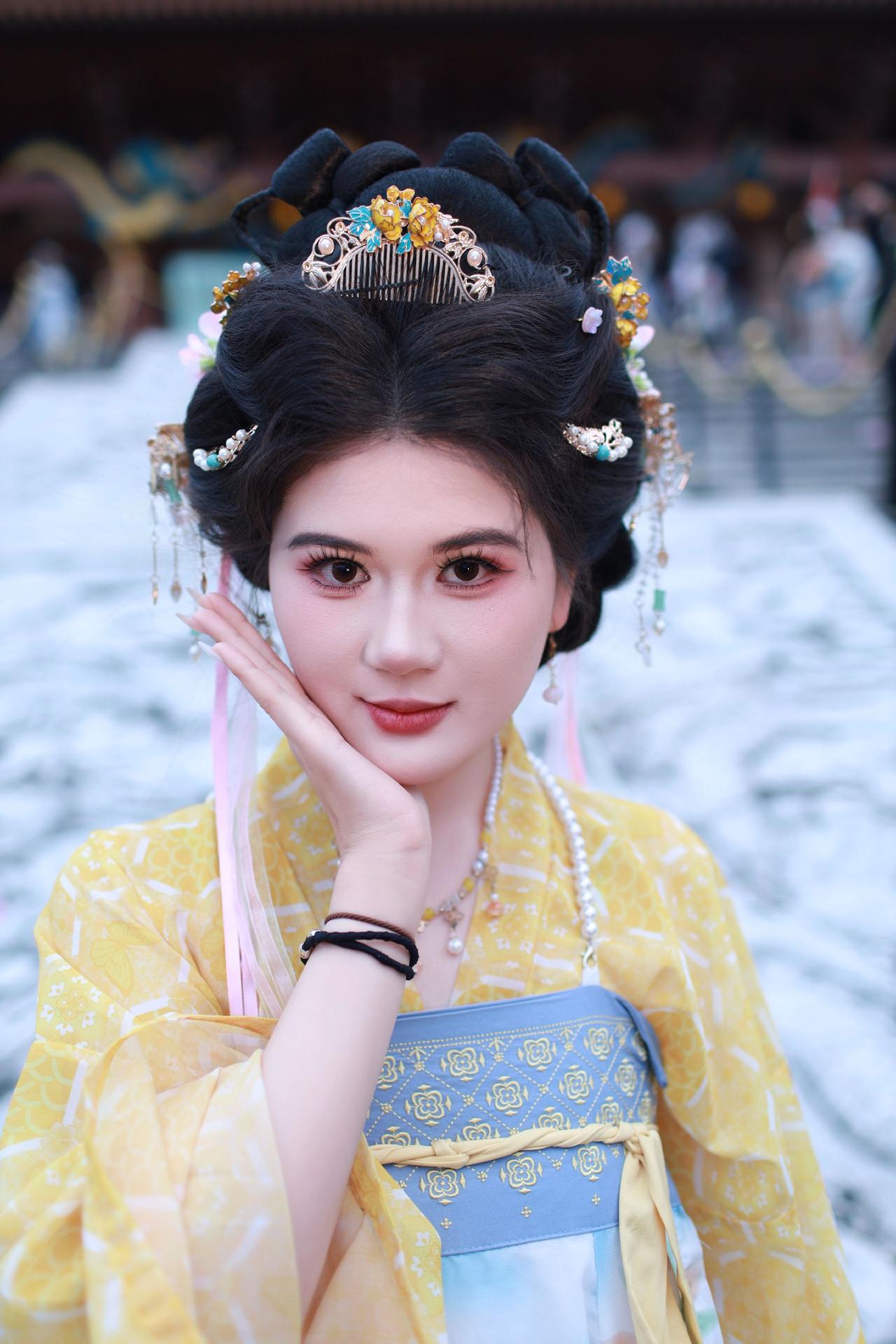 古镇打卡，随拍几张晒出你的民族服饰穿搭 总要穿次少数民族服饰吧 民族服饰有多美 