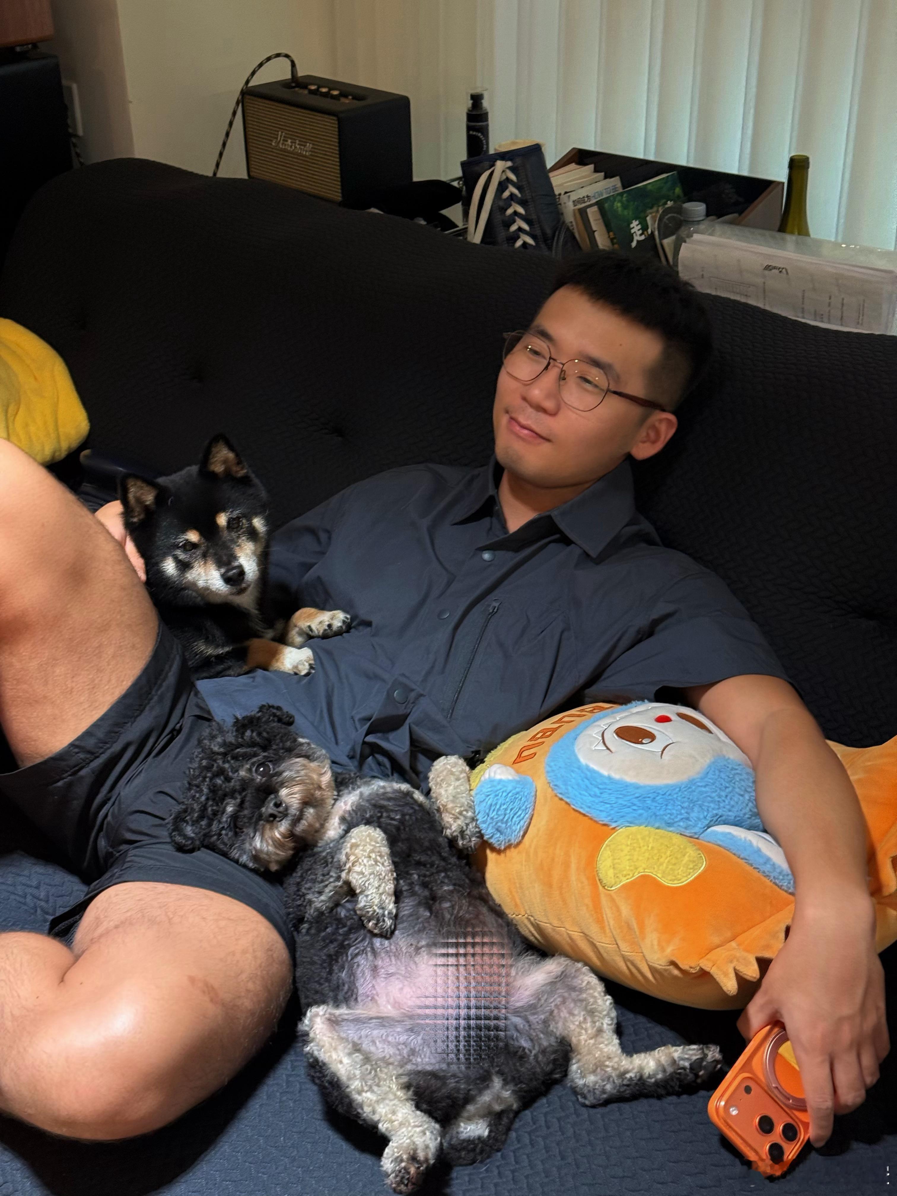 小狗狗很会找位置 ​​​