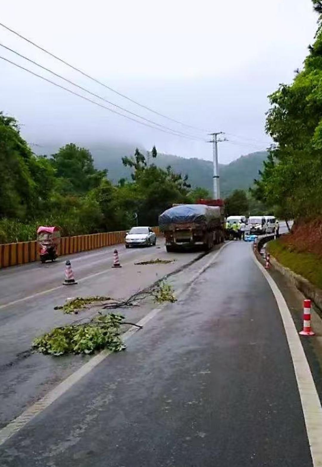 突发！湖南永州发生一起半挂车与小车相撞事故
4月6日，湖南省永州市322国道接履