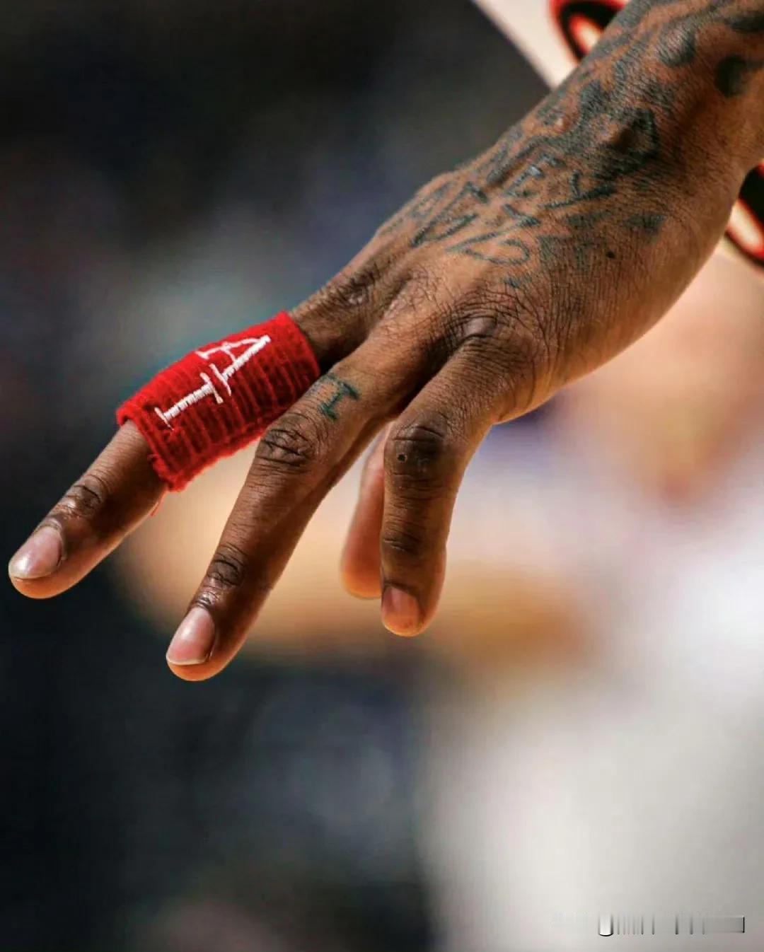 艾弗森一个指环，透露的是深邃的篮球🏀文化，潮流的标志！
