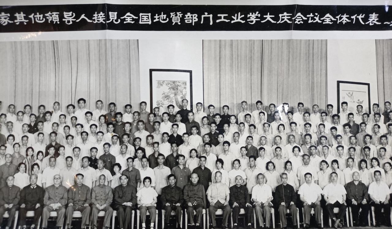 一张珍贵的老照片，致敬那一代的中央领导人。
