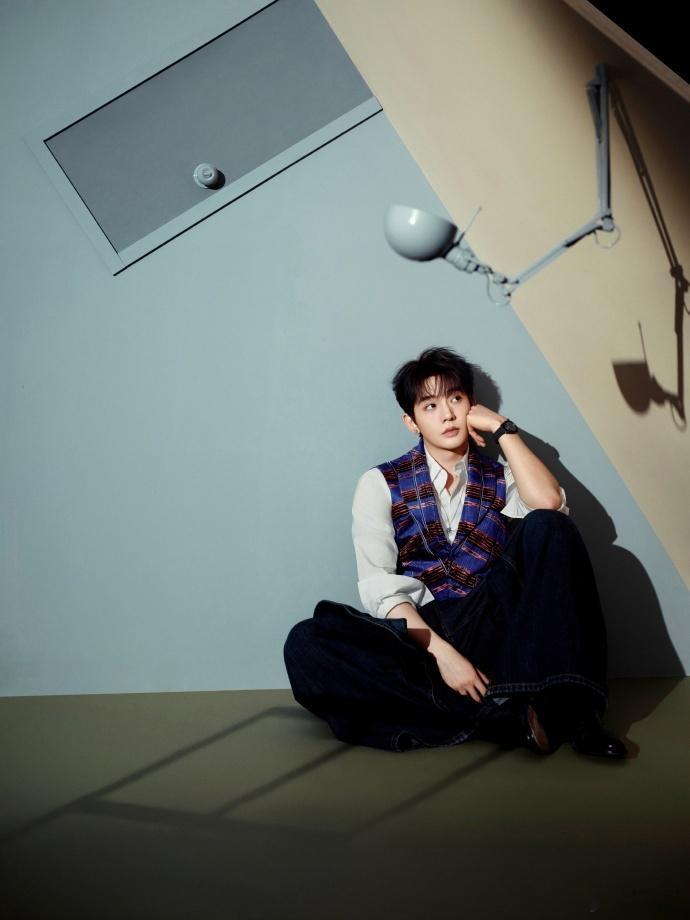 邓为每一步都红在点子上 新物料释出，以极致从容诠释“红运加身”。妆造完美契合他骨