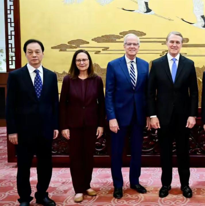 不达目的不罢休？

美国国会代表团竟在我国“赖着不走”，吃相也太急切了！美方高调