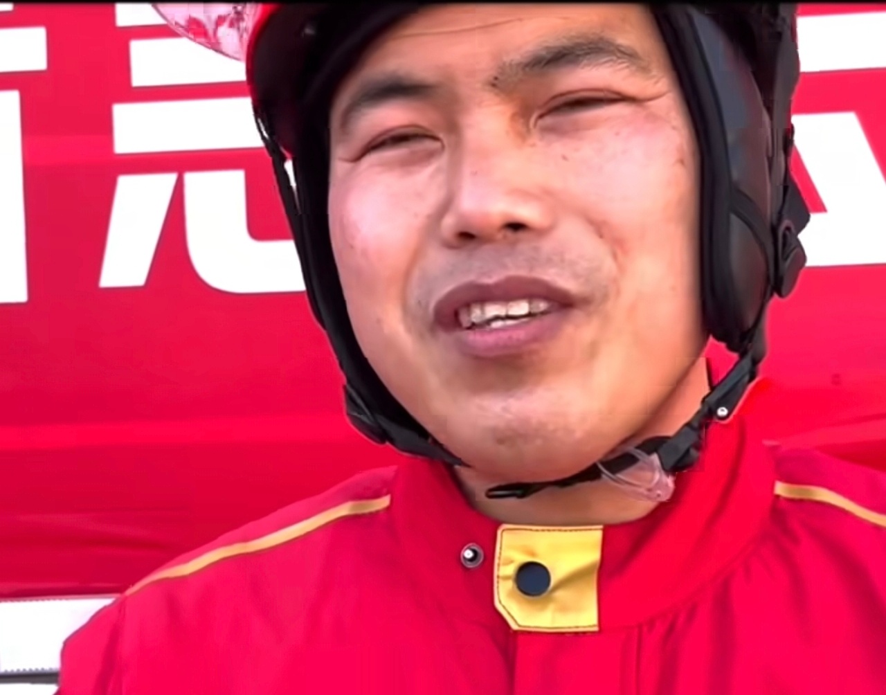 38岁父亲返乡当骑手称不想和孩子分开 这位父亲的选择令人动容。为了陪伴孩子成长，