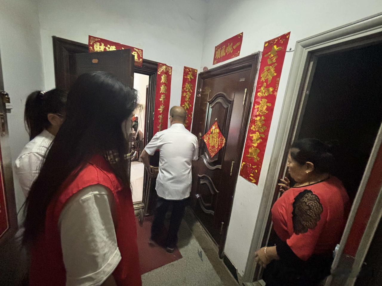 万柏林区百合社区：清理大件垃圾 筑牢网格安全防线
 
近日，万柏林区和平街道百合