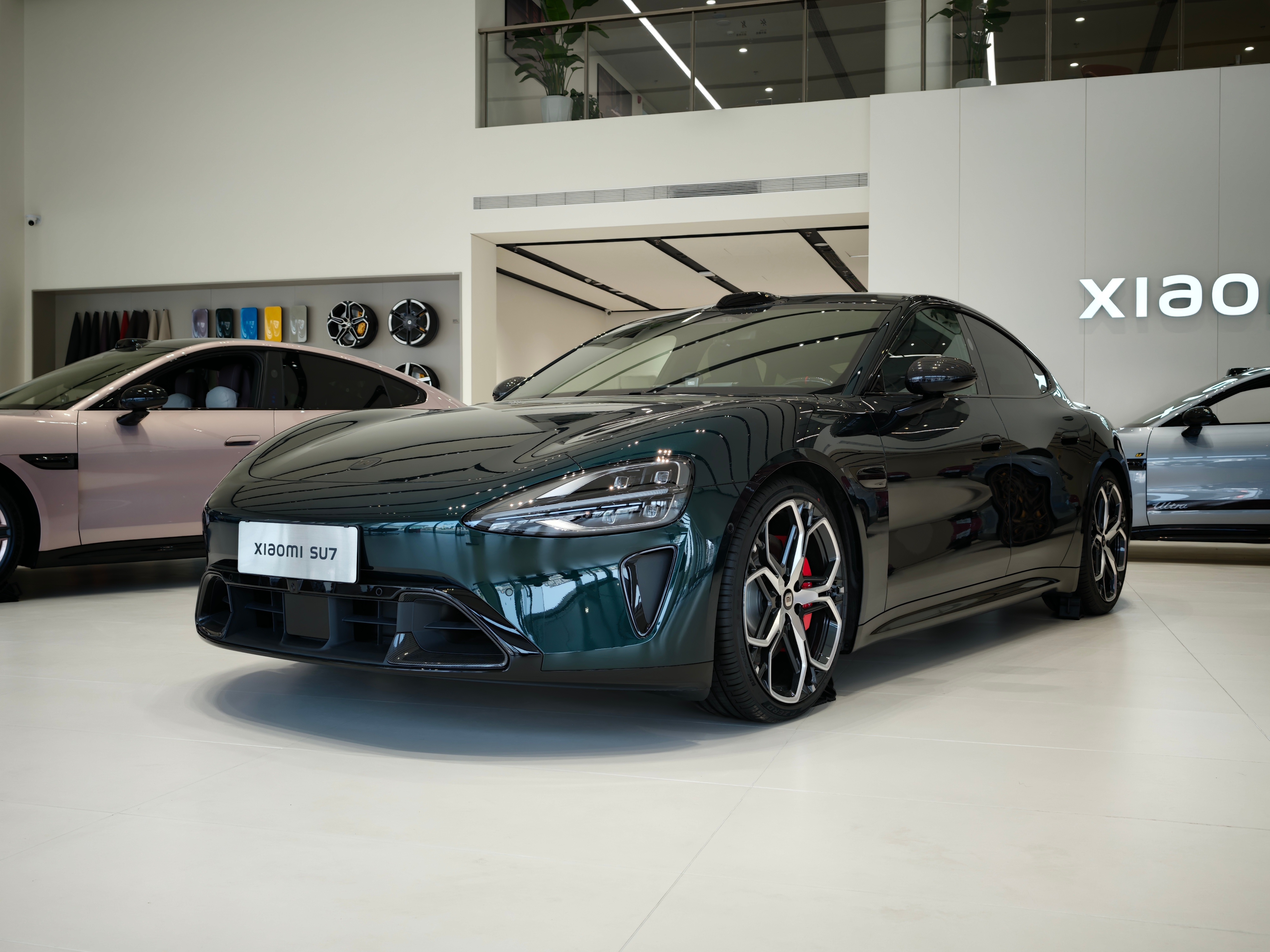 靛石绿su7+碳纤维熏黑套件太帅了股价快点涨起来吧，我想买