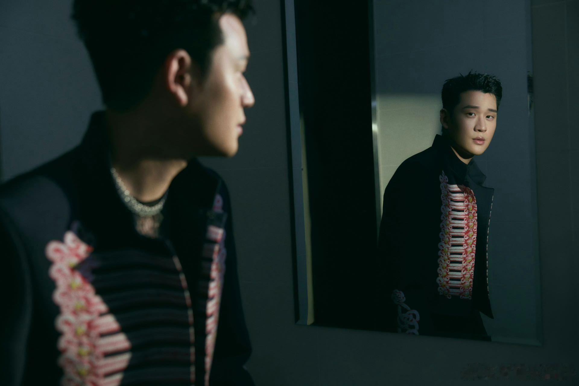 周兴哲一嗓子给我唱回歌手了 重庆演唱会《颜色》一开口，直接把人拉回《歌手2026