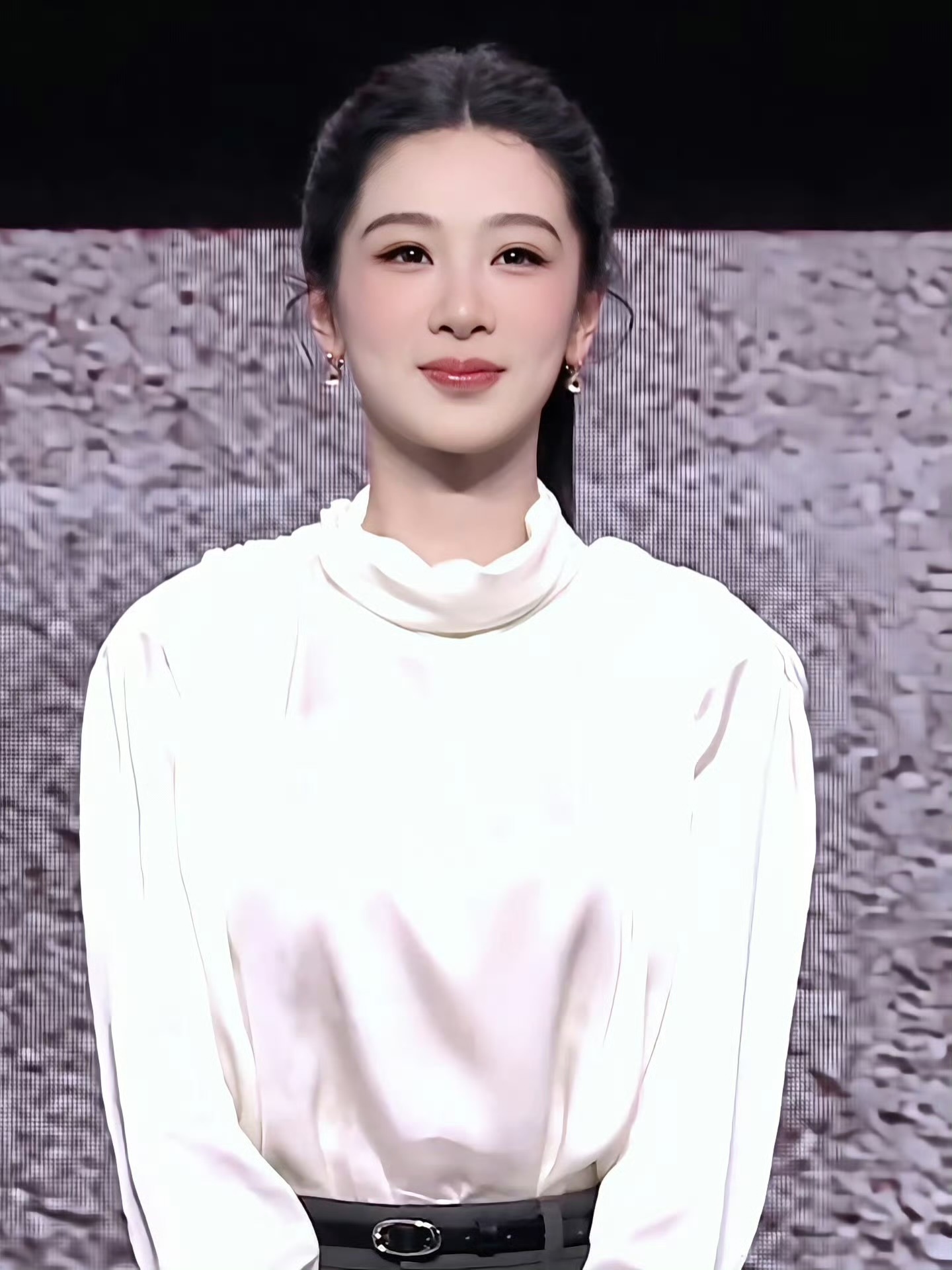 杨紫玉兰花开君再来 💜杨紫董竹君 总有一些惊奇的际遇，比如说当我遇见你。想牵你