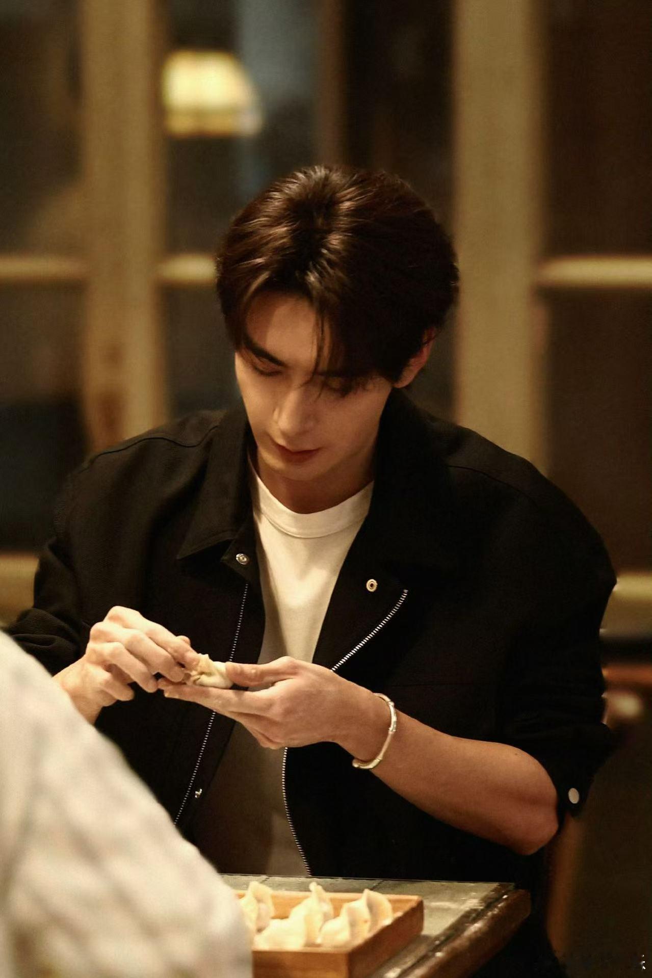 导演肯定也知道陈星旭的手好看 陈星旭这双手简直是仙品！指节修长还骨节分明，手背上