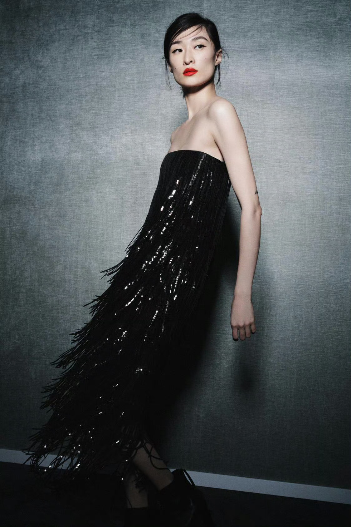 从聚会转场至午夜街道自在游走于城市霓虹zara 