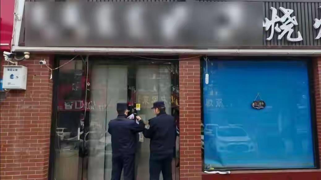 现在开个烧烤店都这么卷了吗？

近日内蒙古一家烧烤店因为涉嫌有偿陪侍，被予以停业