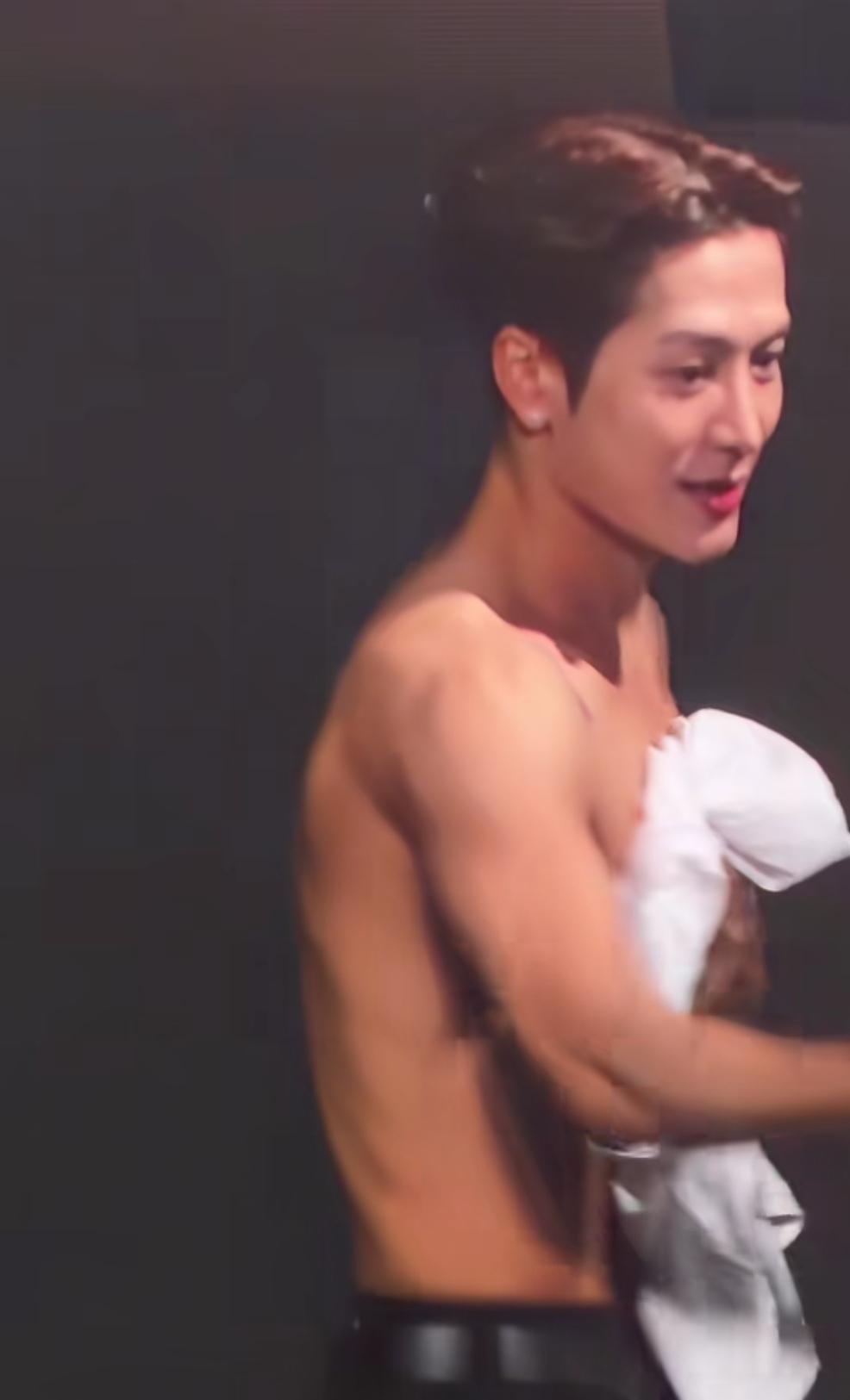 王嘉尔澳门演唱会还是太权威了展示腹肌，粉丝吃得真好。

王嘉尔身高175，31岁