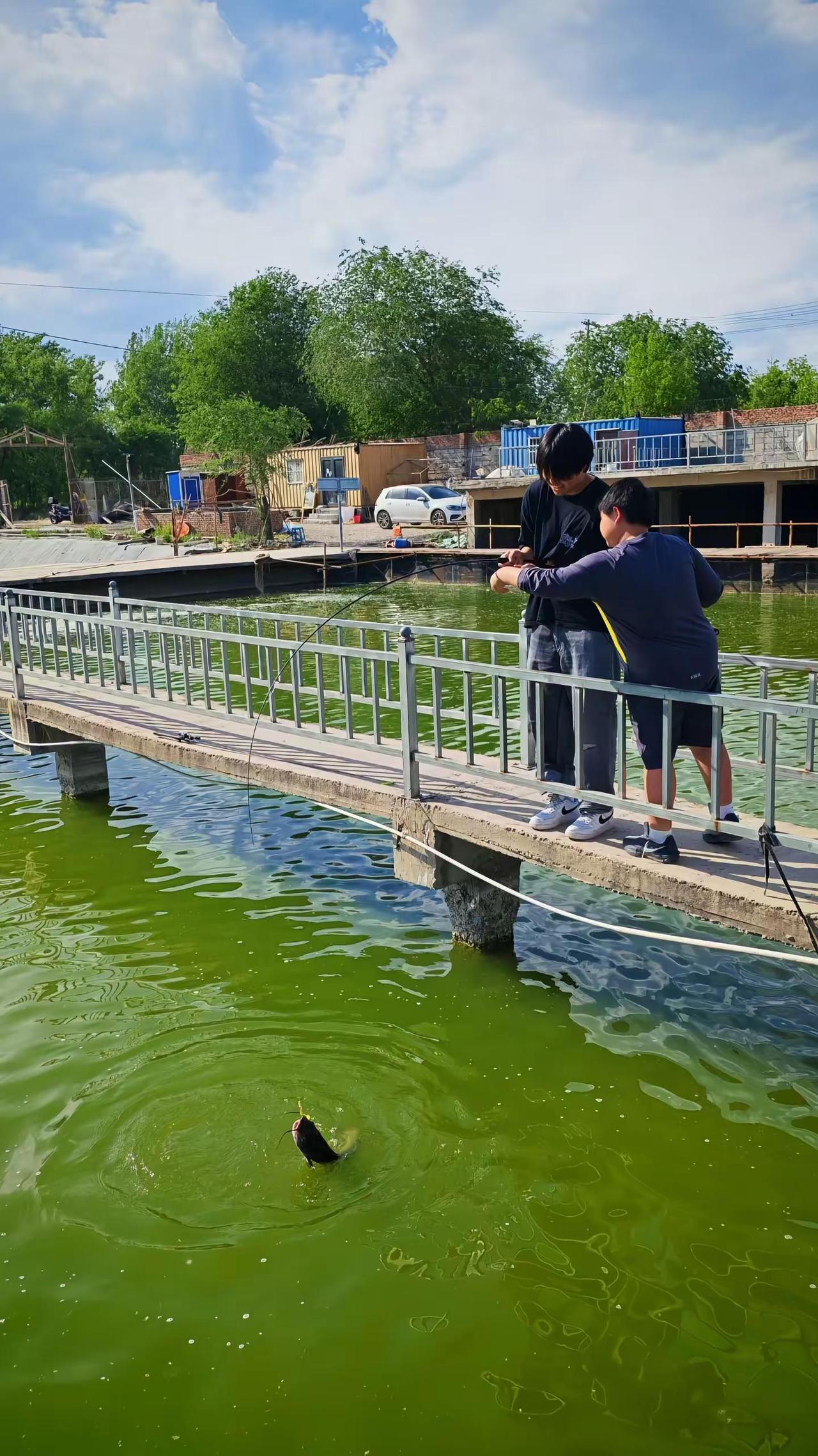 母亲节就是不用我带娃。🎣小子 新手钓鱼乐趣多 小小路亚选手 户外 钓鱼