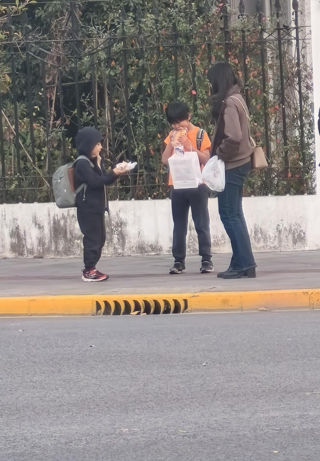 在上海街头，听到一个说着日语的日本小孩竟然穿着短袖。上海今天最低温度7度，而且风