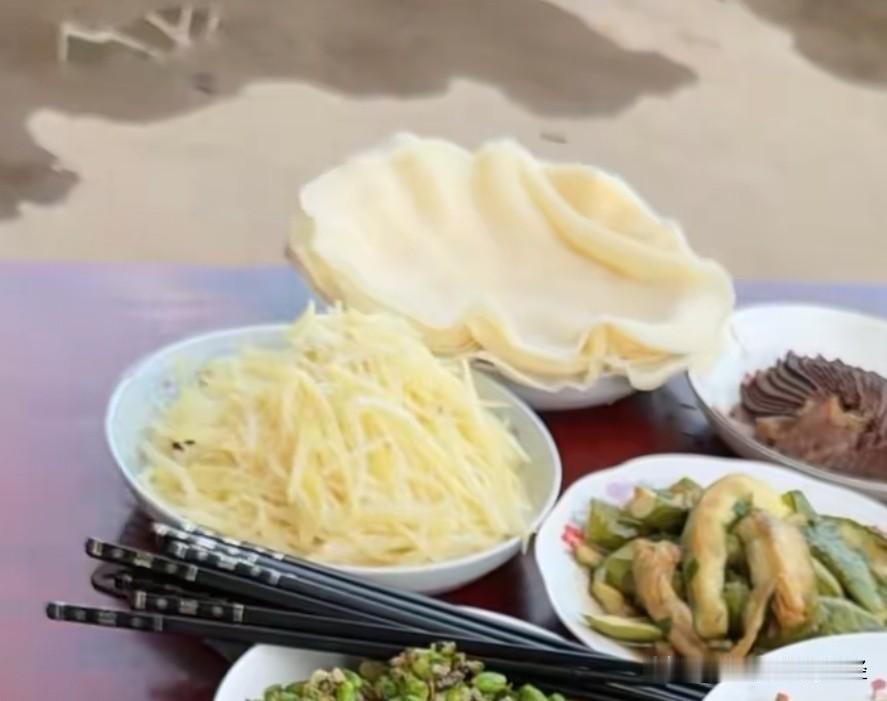 南通启海沙地话地区，夏天流行吃摊面饼卷菜。这种吃法在南通其他区域极少见，一般性晚