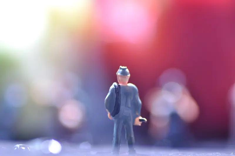 对付小人最高的境界，就是“不接招”。小人爱背后搬弄是非、抢功邀赏，就盼着激怒你，