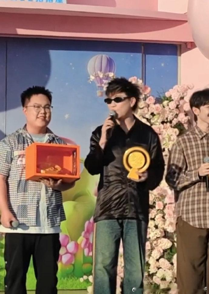 胡彦斌说奖杯非常有寓意胡彦斌说奖杯有非常好的寓意 2026青春芒果节精彩不断！胡