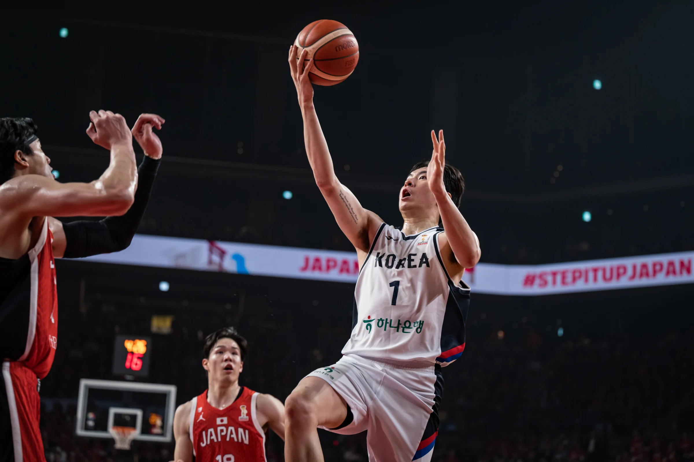 李贤重还是太强了砍28分11板最后时刻打的很焦灼，日本力克韩国目前日本3胜1负，