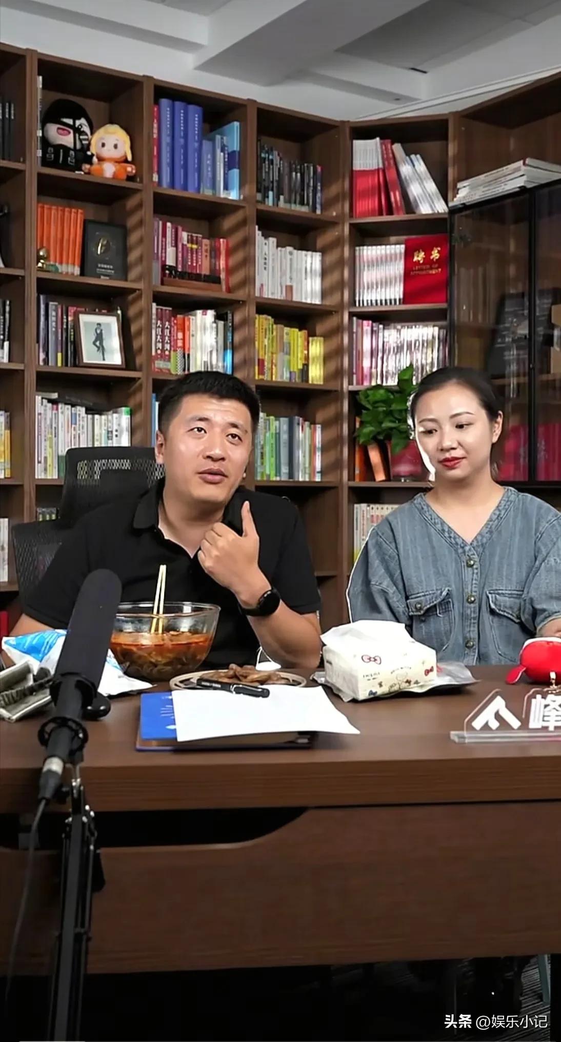 张雪峰公司的001号员工万霞，刚开始应聘时工资只有3500，她觉得有点少，可她男