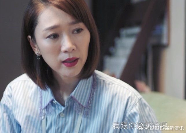 女人和同事兼好友说“她要离婚了”。好友义正言辞地劝她不要离婚，一定不要离婚。好友