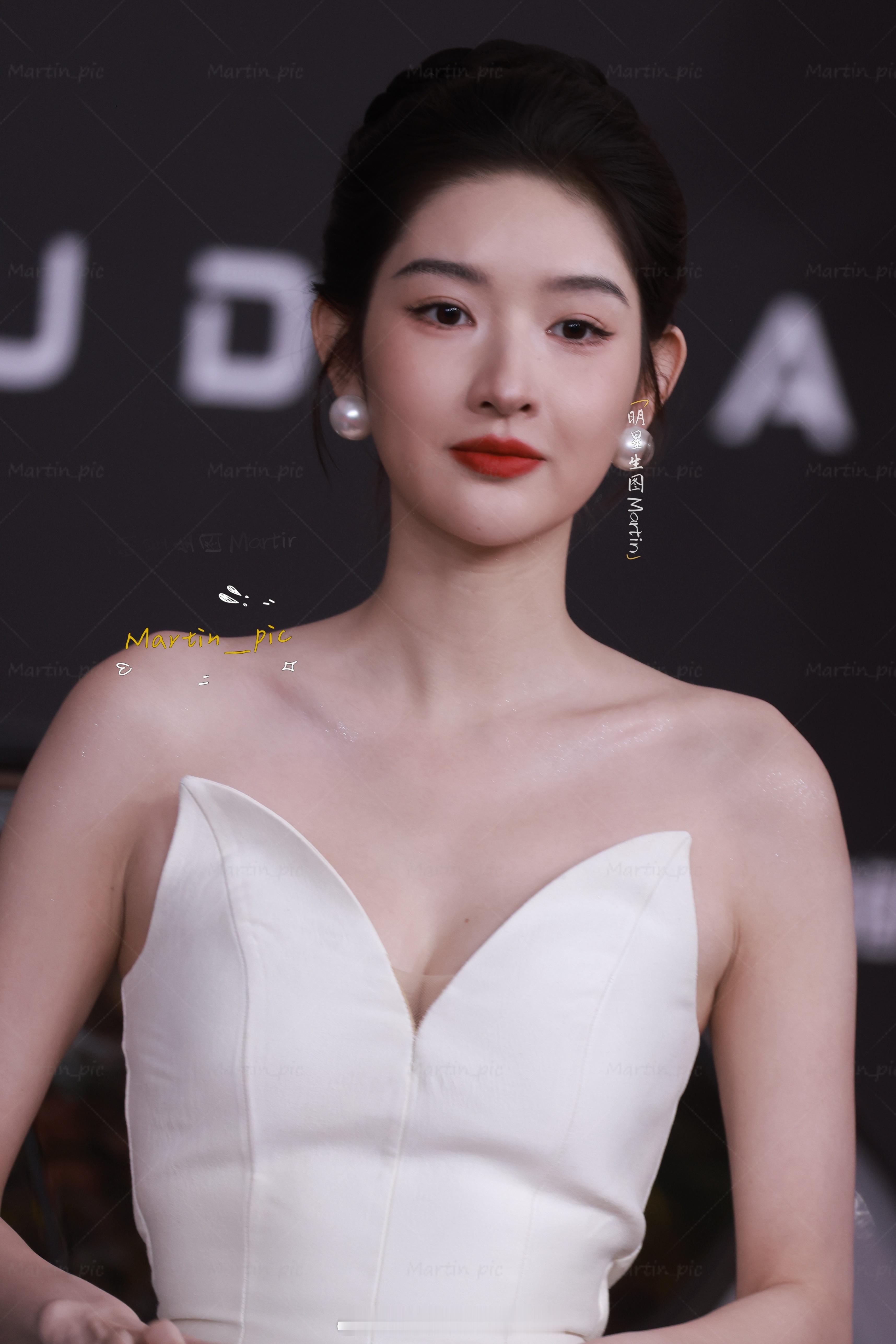 王玉雯[超话] 王玉雯微博视界大会红毯生图高盘发复古公主王姐[羞嗒嗒][羞嗒嗒]