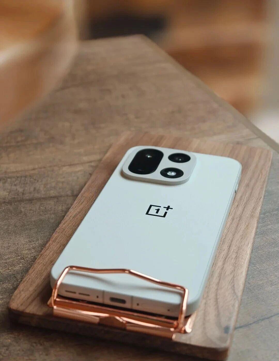 一加15真机图，这次的屏幕素质相当惊艳6.78英寸1.5K分辨率直屏，采用LIP