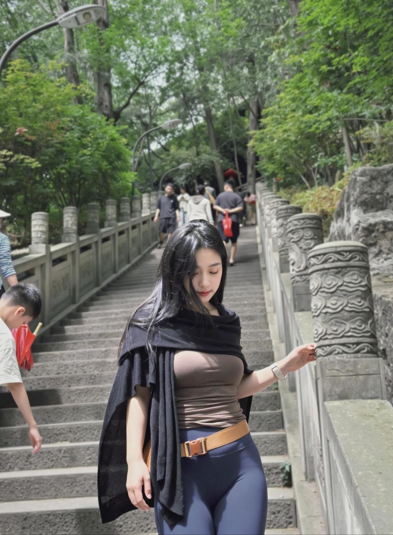连绵大山碰上小美女，视野开阔，心情一下子开阔起来。简单穿了舒适运动套装，爬山活动
