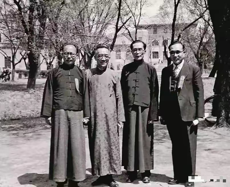 1946年北平清华园，冯友兰、胡适、梅贻琦、钱思亮四人合影，均是撑起北大、清华、