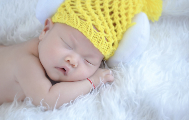 有一种尿布疹，是因为过敏引起的。出现这种情况是因为纸尿裤中的过敏源刺激了宝宝皮肤