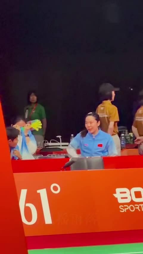 中国羽毛球队哭了。
 
王祉怡逆转山口茜后，场下的啦啦队队员，担任本场比赛三打的