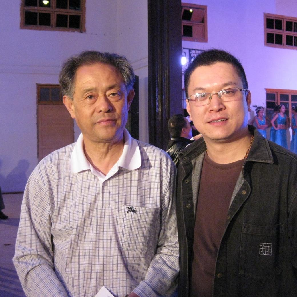 2011年，徐湖平参加第十一届中国民间收藏（海峡）高层论坛，在闭幕仪式上同友人一