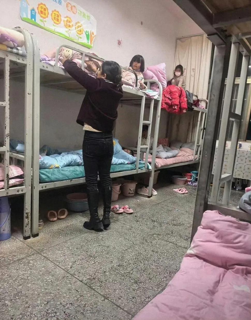 看到这一幕好心酸，父母到底怎么想的让这么小的孩子住校 ？