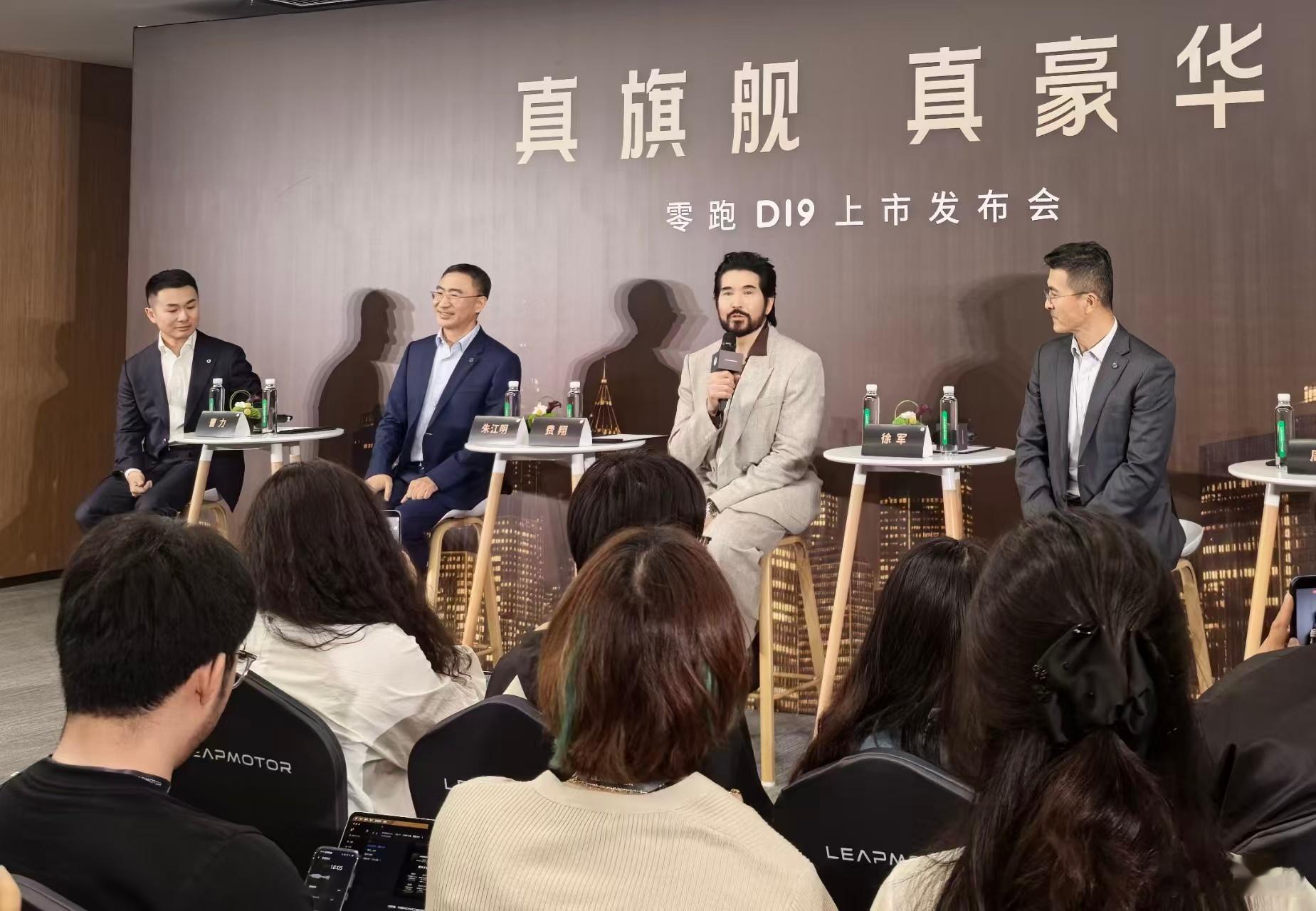 现在明星也越来越卷了，费翔都开始参加车企发布会后的采访环节了。 