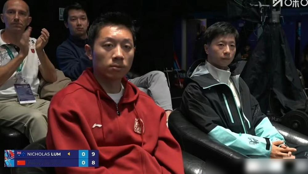 国乒输球后，马龙许昕他们三个自己买票来了。没坐教练席，就坐在人堆里。
没惊动媒