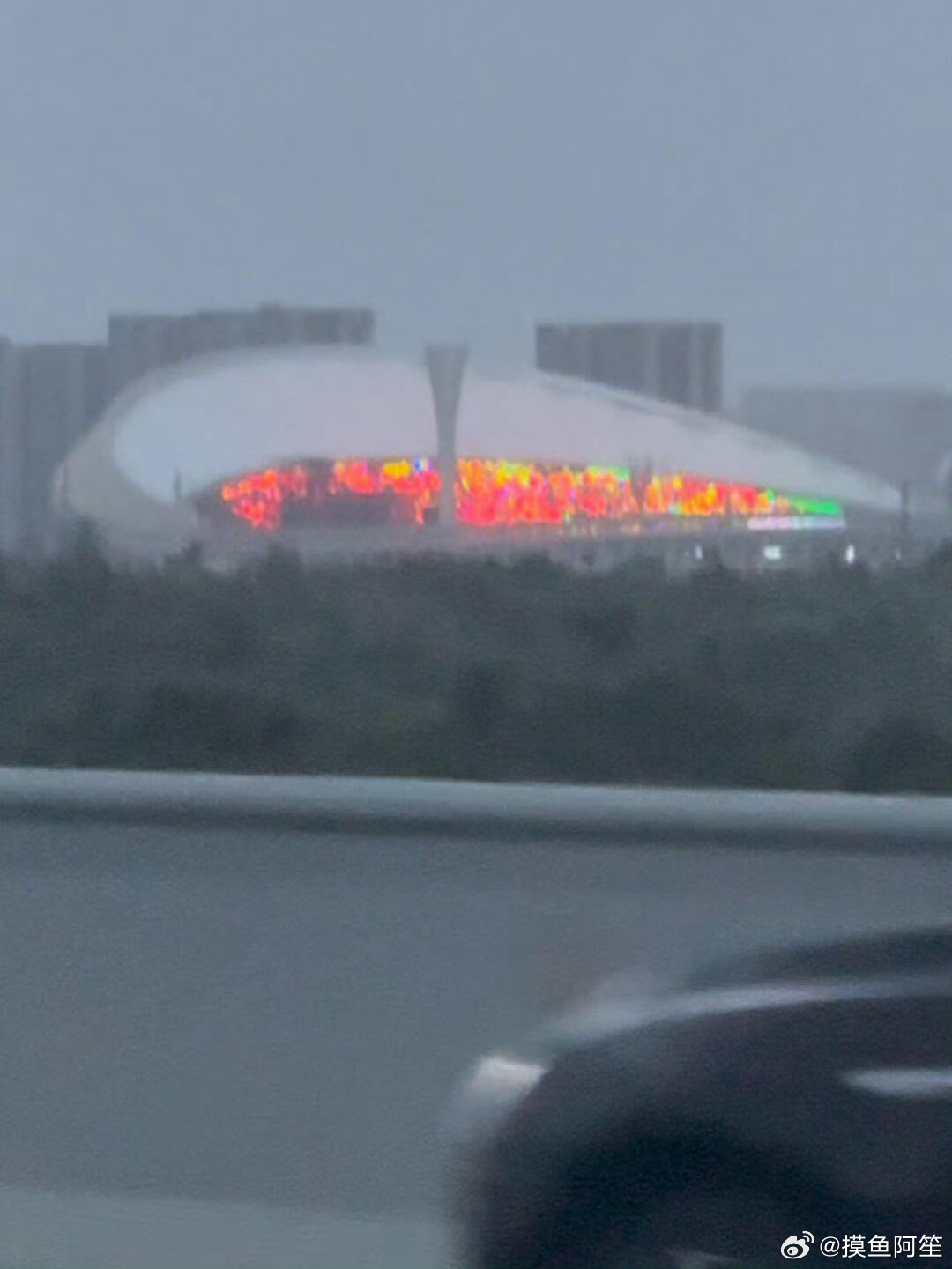 登陆少年团演唱会外场拍摄到的灯牌一角，红黄绿最显眼诶 ​​​