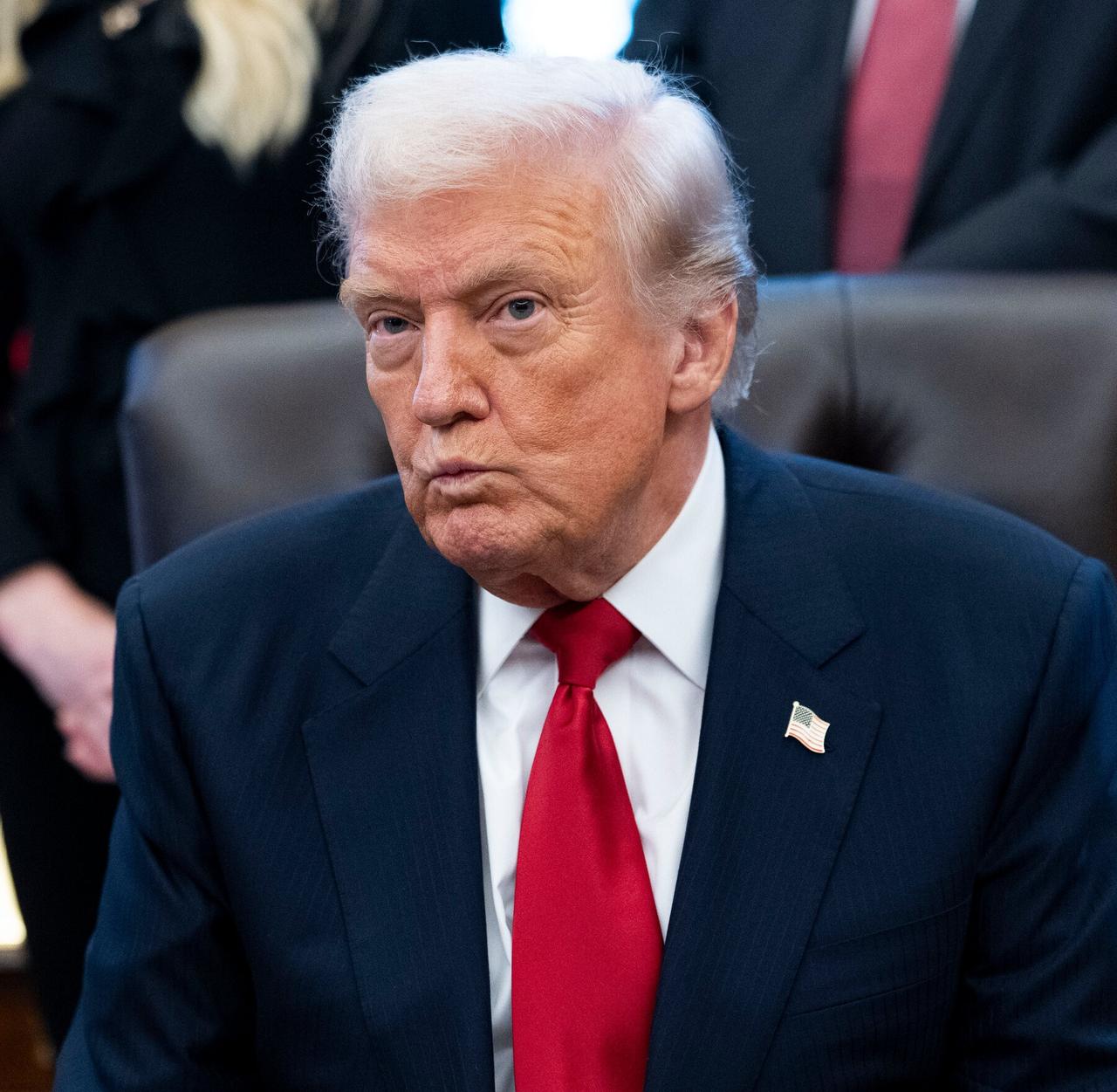 据美媒披露，美国总统特朗普已听取关于军事打击伊朗方案的汇报，目前正认真考虑授权美