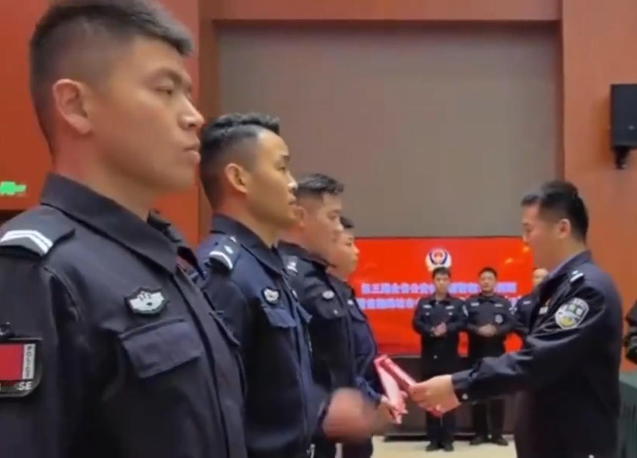 辅警的公积金从无到有，从低到高，未来充满期侍！

早些年，辅警能交个社保就不错了