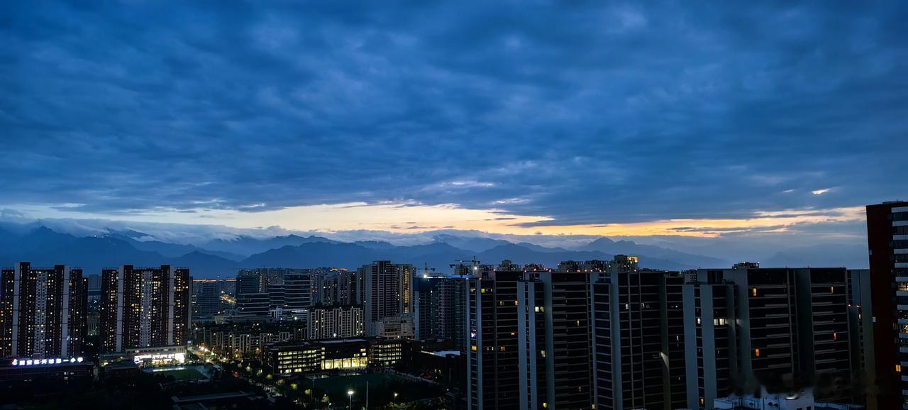 这是雨吗？
这不是雨。
这是昨夜今晨被生活欺凌后的痛哭
这是几百万西安牛马通勤时