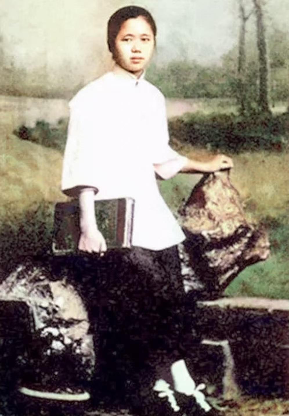 1916年，胡适给女笔友“莎菲”写信，两人兴趣爱好一致，5个时间就寄出去40多封