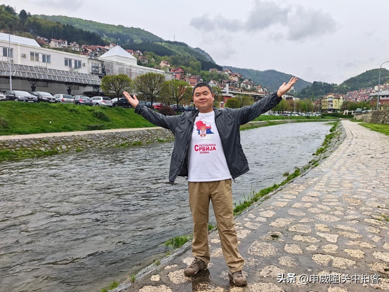 清晨，冒着蒙蒙细雨，在乌日采市区逛一圈儿。漫步清澈的河边，经过古老的教堂，群山环