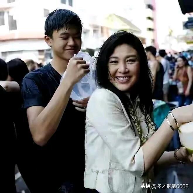 大美女英拉真的老了，美颜相机都掩盖不住她的眼袋、皱纹，岁月不饶人啊。

但整体上
