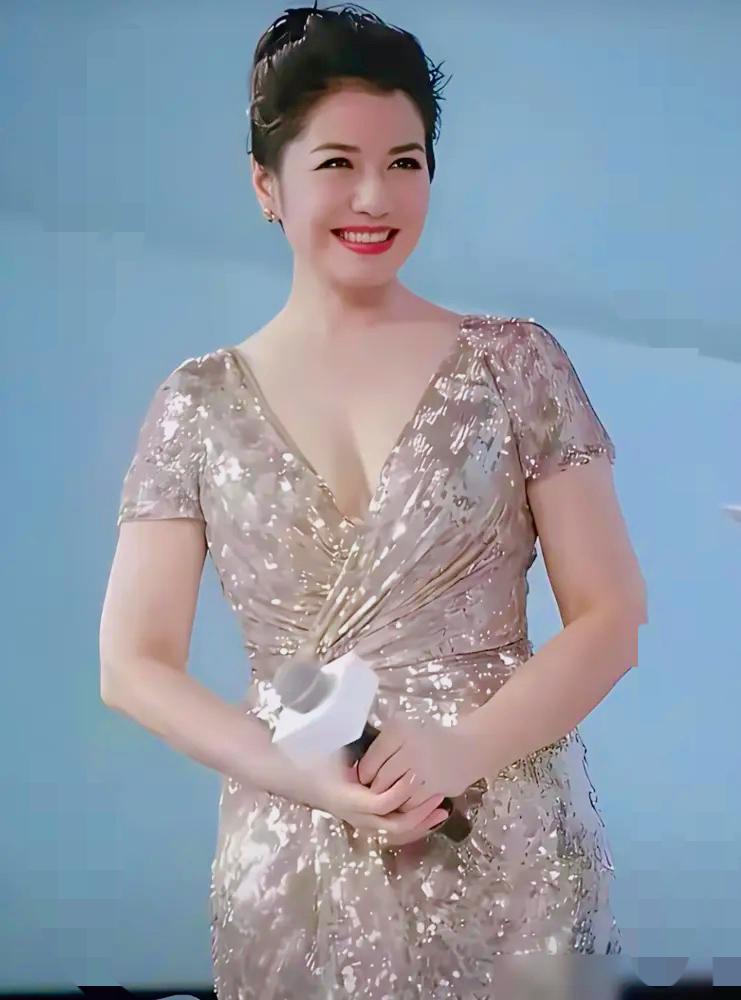 当年她一笑，半个香港的星光都为她黯淡，可在港圈封神的年纪，她转身牵起圈外人的手，