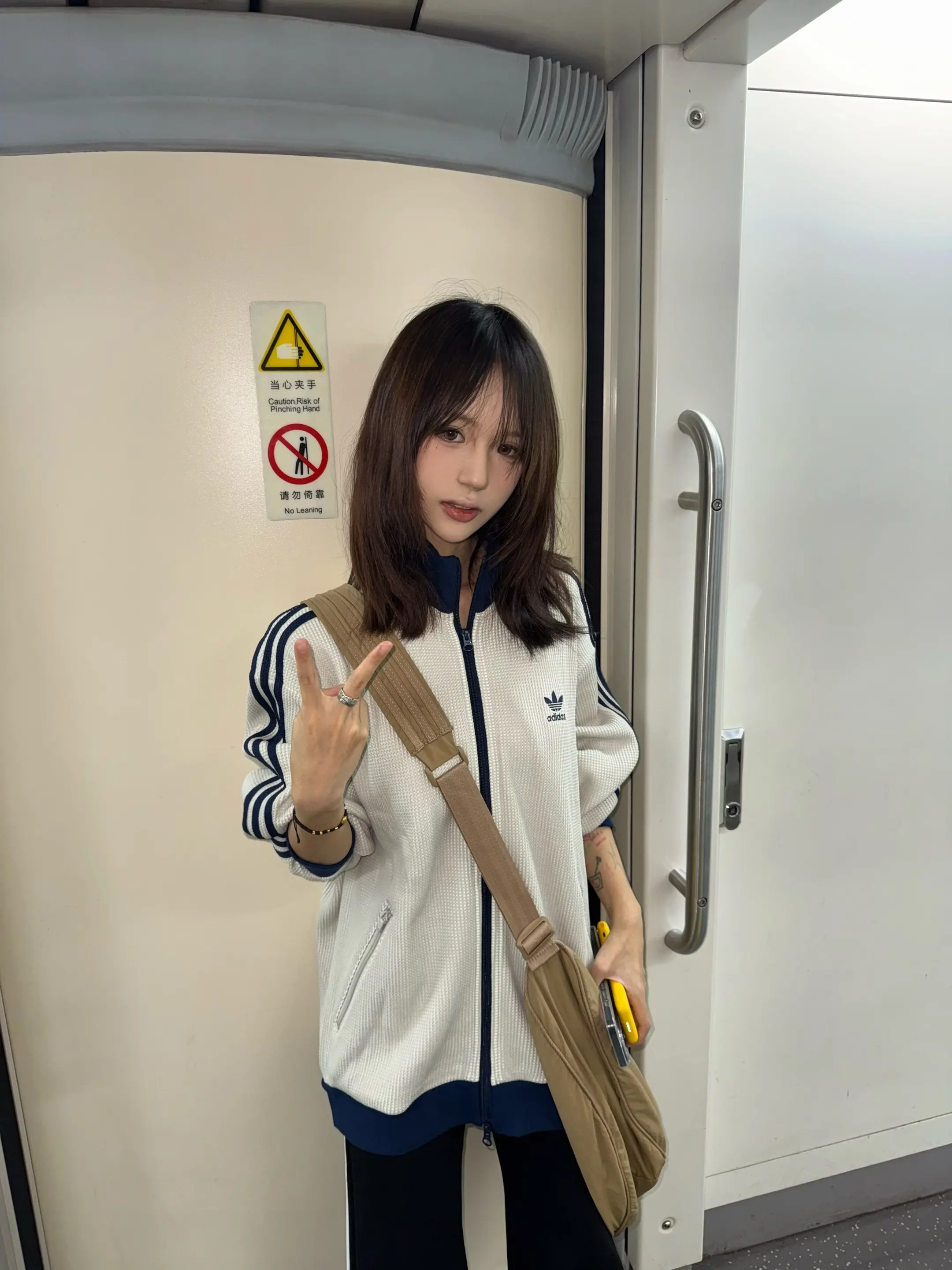 直女不穿阿迪。